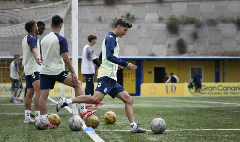 Fotos: Las Palmas C prepara un partido en rojo de su calendario