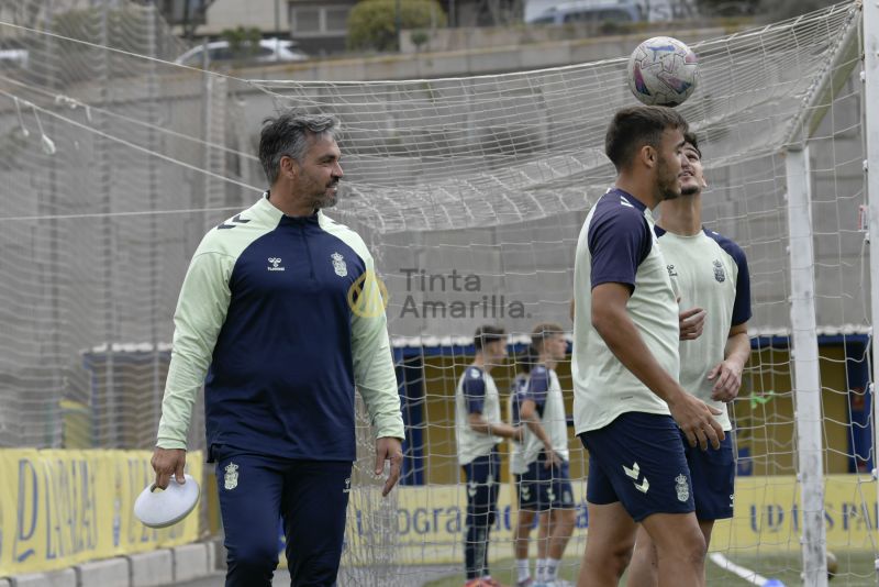 Fotos: Las Palmas C prepara un partido en rojo de su calendario