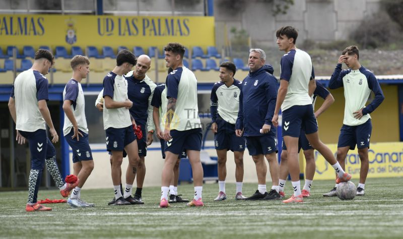 Fotos: Las Palmas C prepara un partido en rojo de su calendario