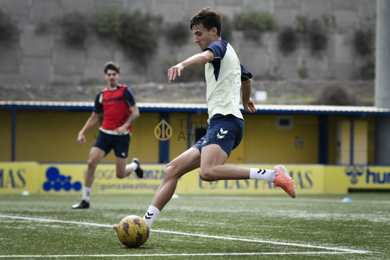 Fotos: Las Palmas C prepara un partido en rojo de su calendario
