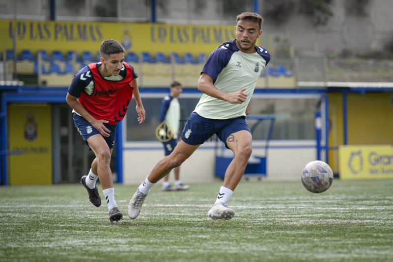Fotos: Las Palmas C prepara un partido en rojo de su calendario