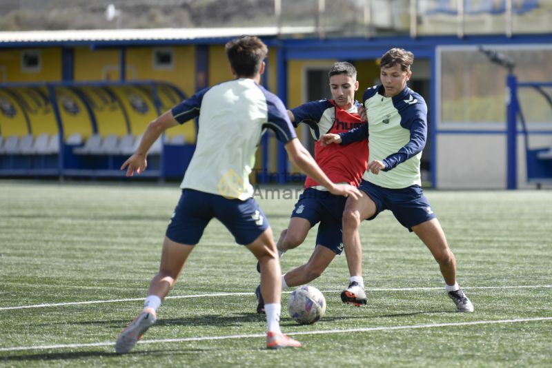 Fotos: Las Palmas C prepara un partido en rojo de su calendario