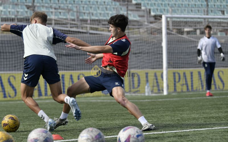Fotos: Las Palmas C prepara un partido en rojo de su calendario