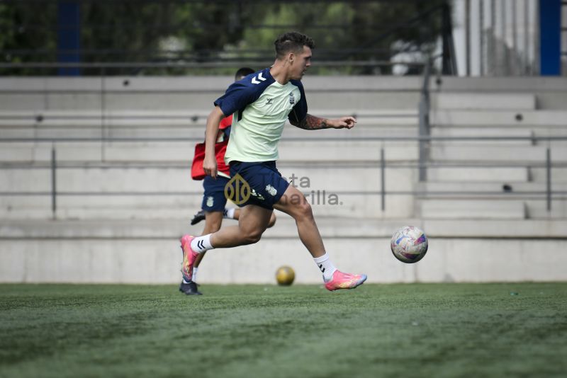 Fotos: Las Palmas C prepara un partido en rojo de su calendario