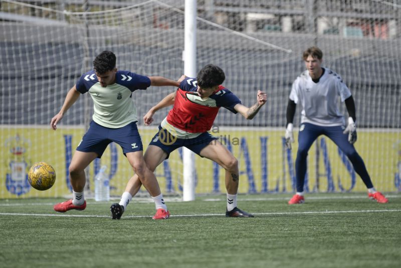Fotos: Las Palmas C prepara un partido en rojo de su calendario