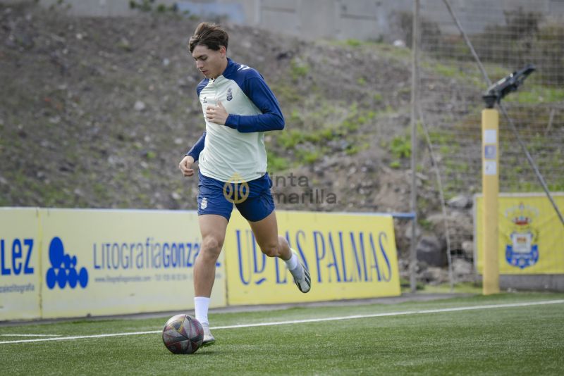 Fotos: Las Palmas C prepara un partido en rojo de su calendario