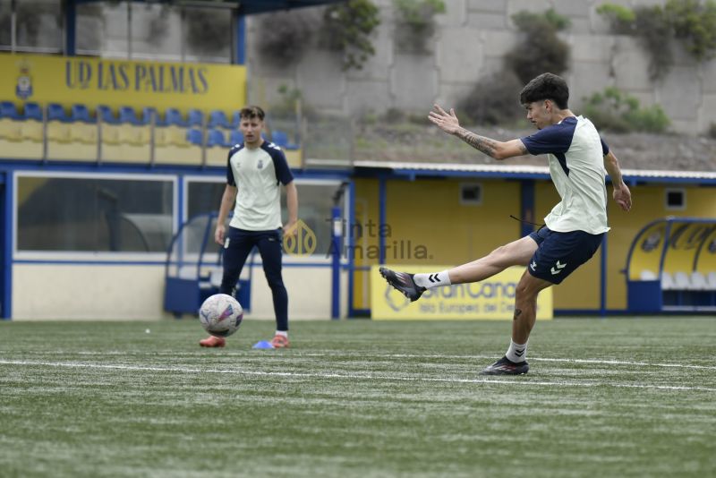 Fotos: Las Palmas C prepara un partido en rojo de su calendario