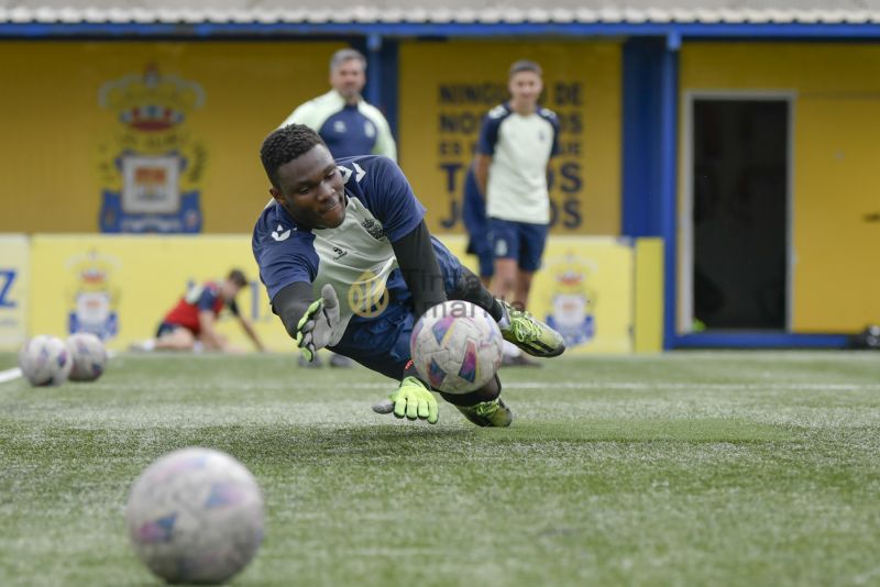 Fotos: Las Palmas C prepara un partido en rojo de su calendario