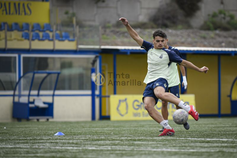 Fotos: Las Palmas C prepara un partido en rojo de su calendario