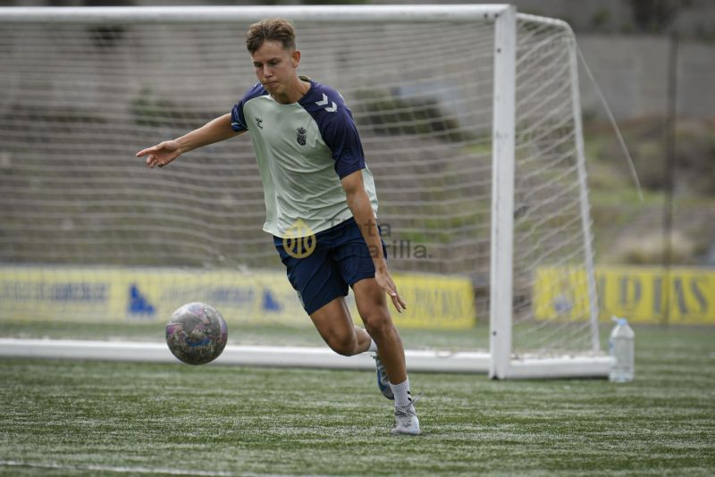 Fotos: Las Palmas C prepara un partido en rojo de su calendario