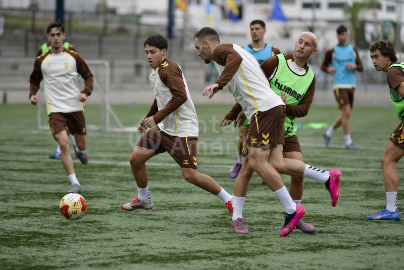 Fotos: Las Palmas Atlético planifica cómo sorprender al líder del grupo