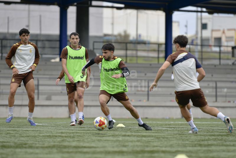 Fotos: Las Palmas Atlético planifica cómo sorprender al líder del grupo