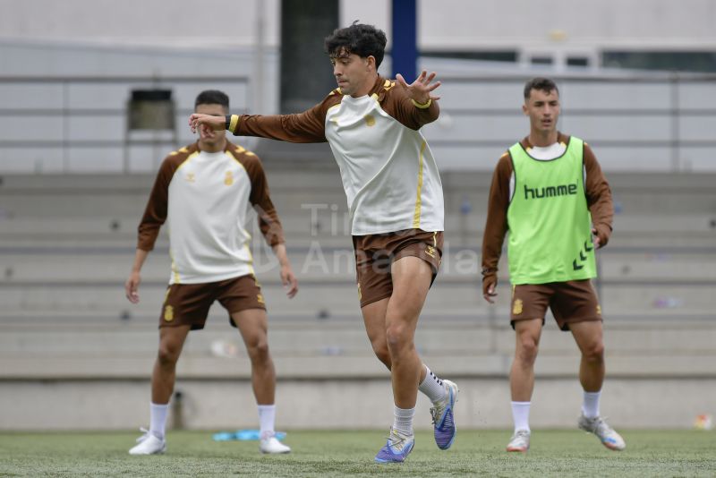 Fotos: Las Palmas Atlético planifica cómo sorprender al líder del grupo
