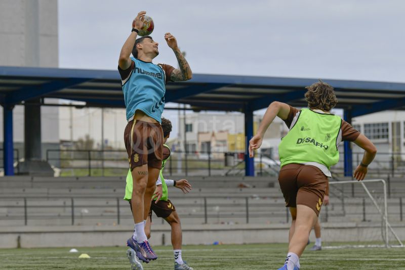 Fotos: Las Palmas Atlético planifica cómo sorprender al líder del grupo