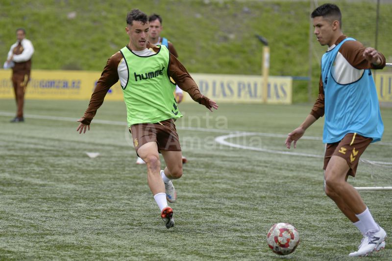 Fotos: Las Palmas Atlético planifica cómo sorprender al líder del grupo