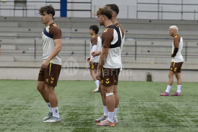 Fotos: Las Palmas Atlético planifica cómo sorprender al líder del grupo
