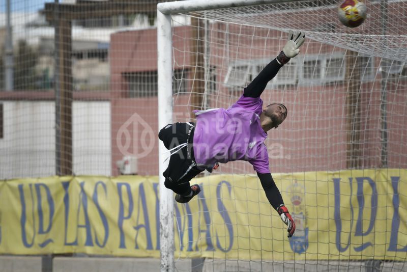Fotos: El filial pone su periscopio en un rival con el que no se ha cruzado