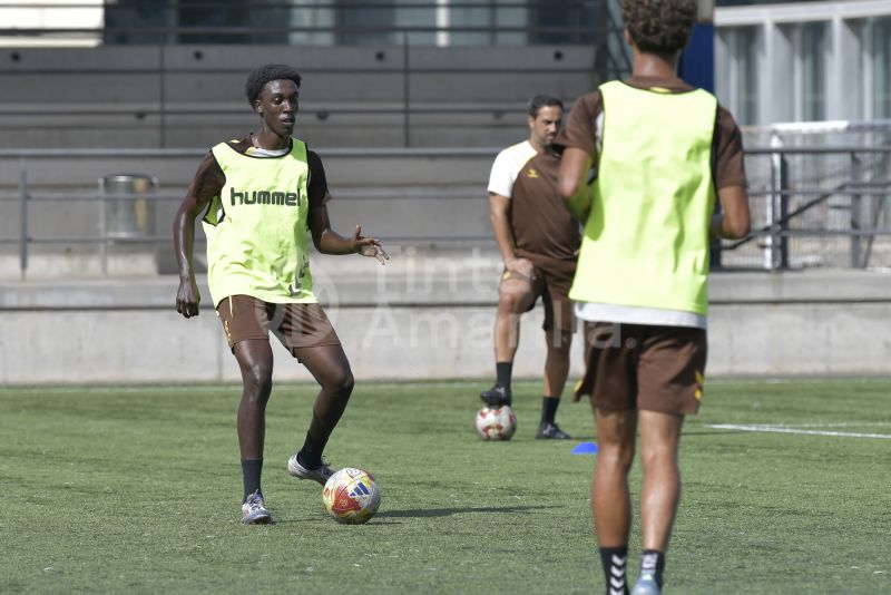 Fotos: El filial pone su periscopio en un rival con el que no se ha cruzado