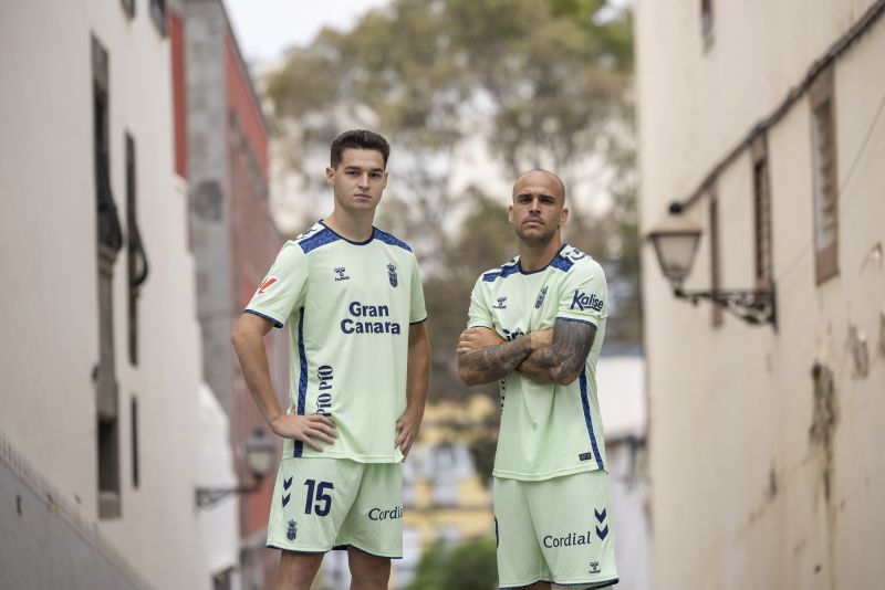 Mika y Sandro lucen la tercera equipación de la UD