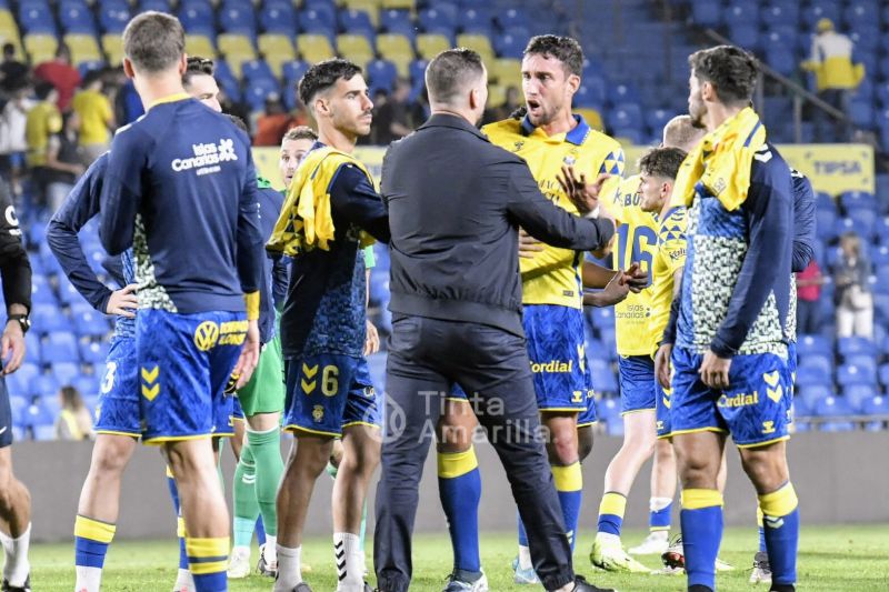 El árbitro explica la razón de la polémica falta a Jaime Mata