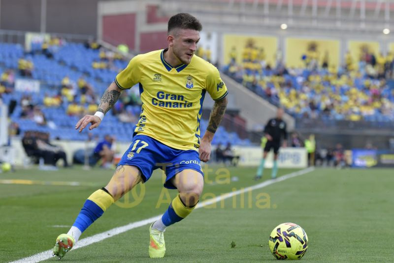 2-1: La UD remonta, sufre, gana y sigue cabalgando en el potro de la ilusión