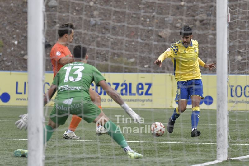 2-0: El filial trabaja duro para volver a la cúspide del grupo canario