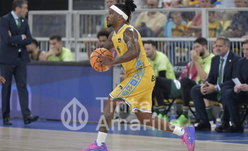 Brussino y Albicy amenazan dos listones de Roberto Guerra