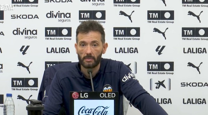 El técnico del Valencia cuestiona la elección de un árbitro canario para el partido con el Valladolid