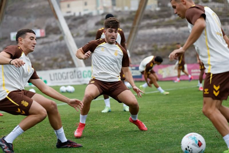 "El míster nos pide que estemos como motos a la hora de recuperar el balón"