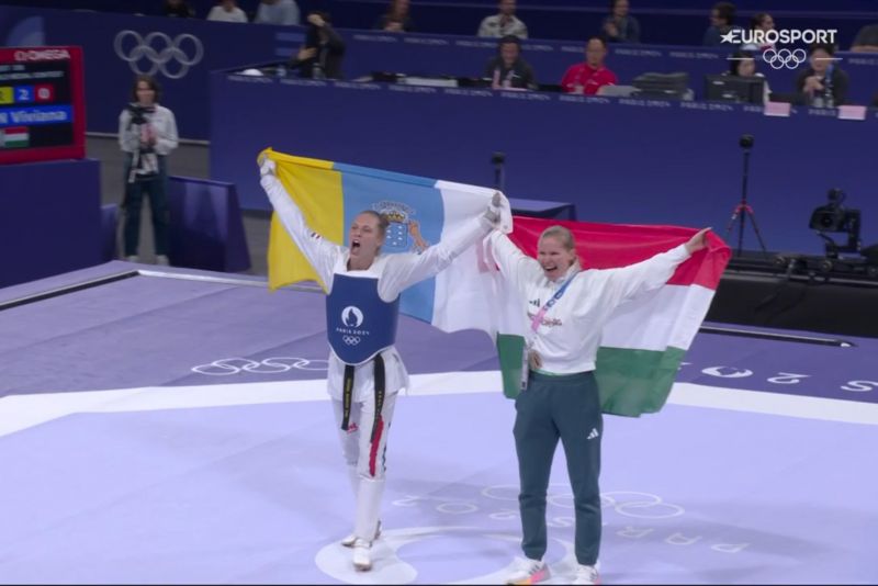 Una bandera tricolor canaria en París