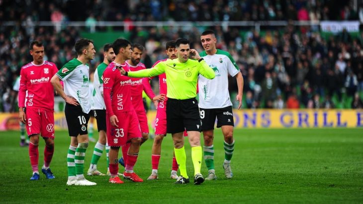 El Tenerife opta por la ironía para tratar su arbitraje