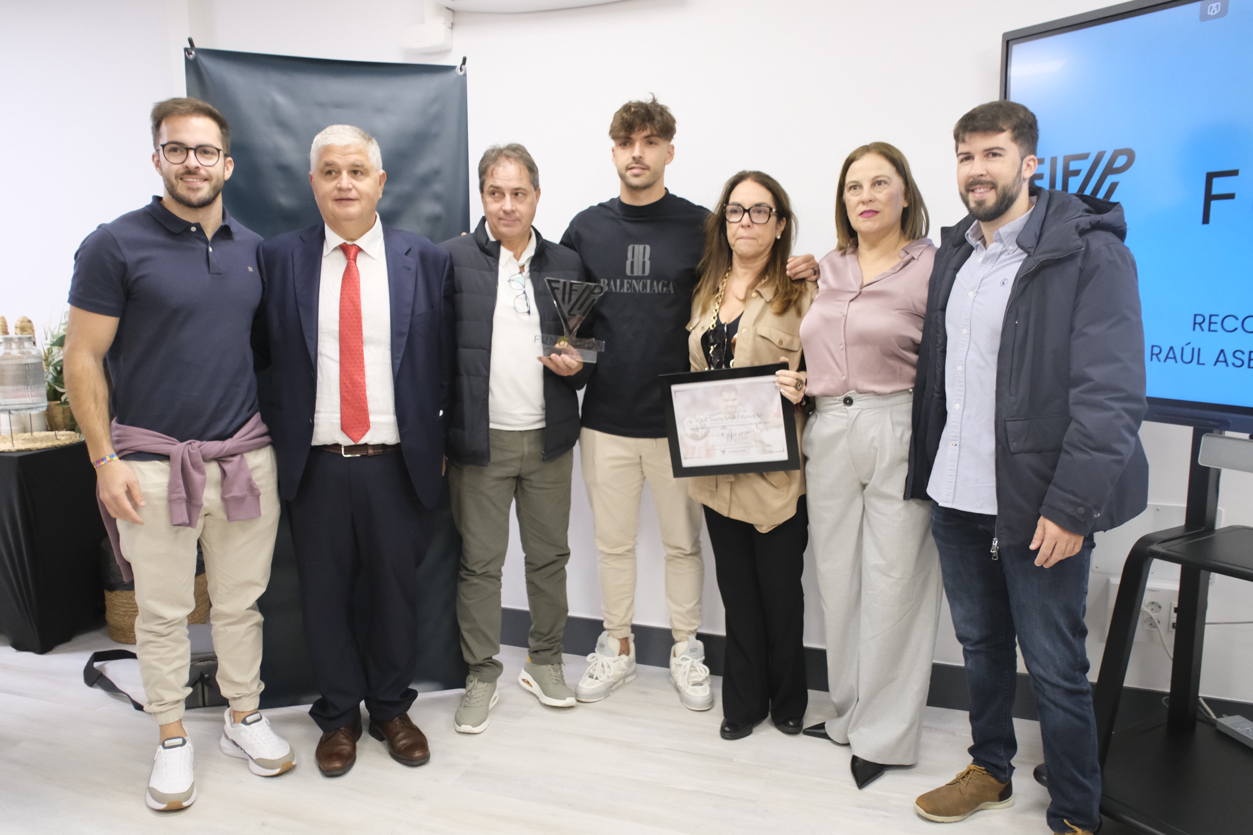 Reconocimiento de la FIFLP al madridista Raúl Asencio