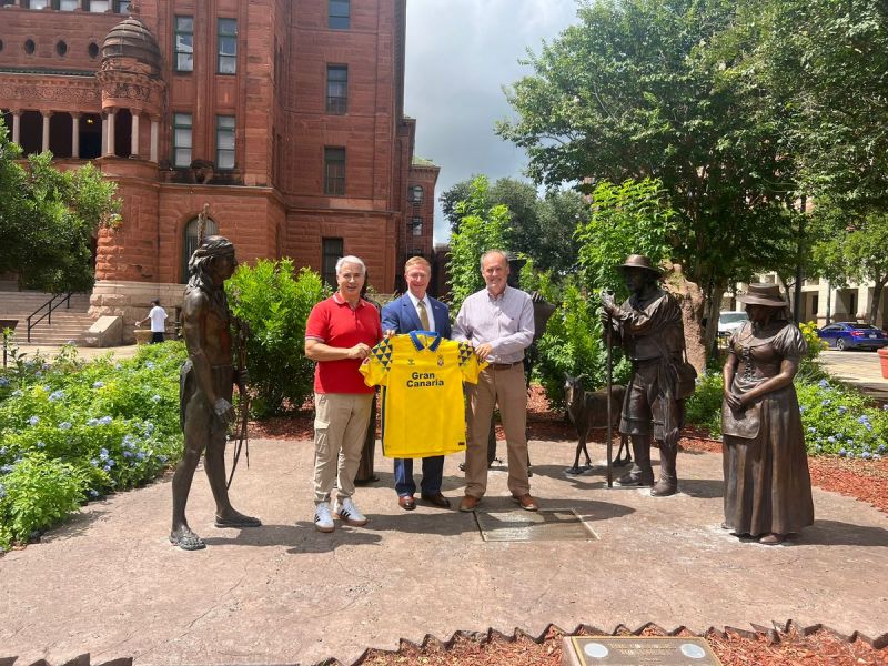 El amarillo de la UD, en el monumento a los Fundadores de San Antonio