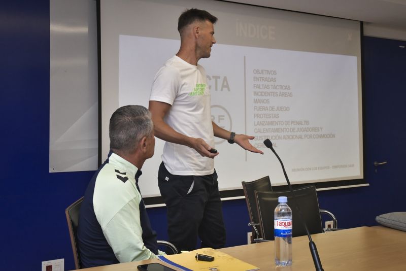 Pulido Santana expone las nuevas reglas arbitrales a la cantera amarilla