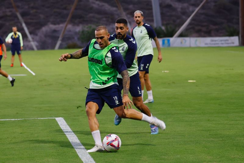 Diego Martínez recluta piezas que abandonan la enfermería