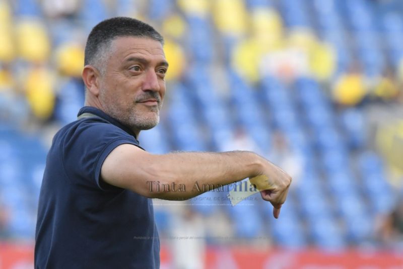 García Pimienta pide que se pare la Segunda División por la salida de los internacionales