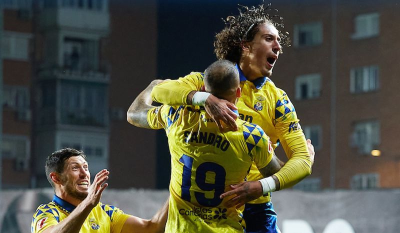 1-3: El Rayo tiró al muñeco y la UD, a la jaula de Batalla