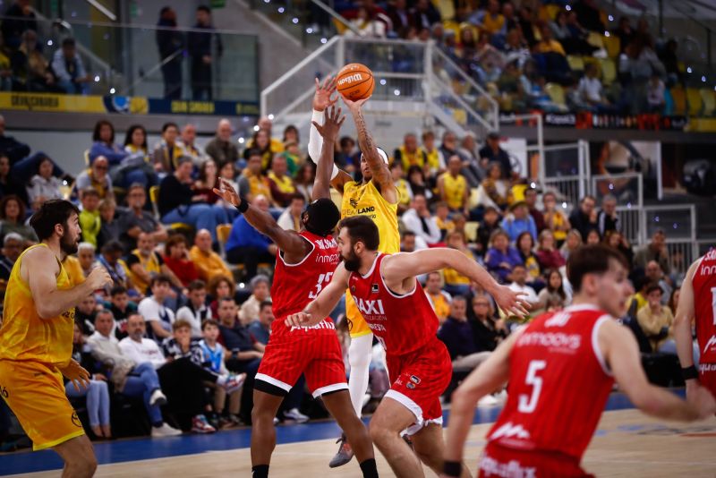 94-89: Homesley se enfunda el traje de superhéroe