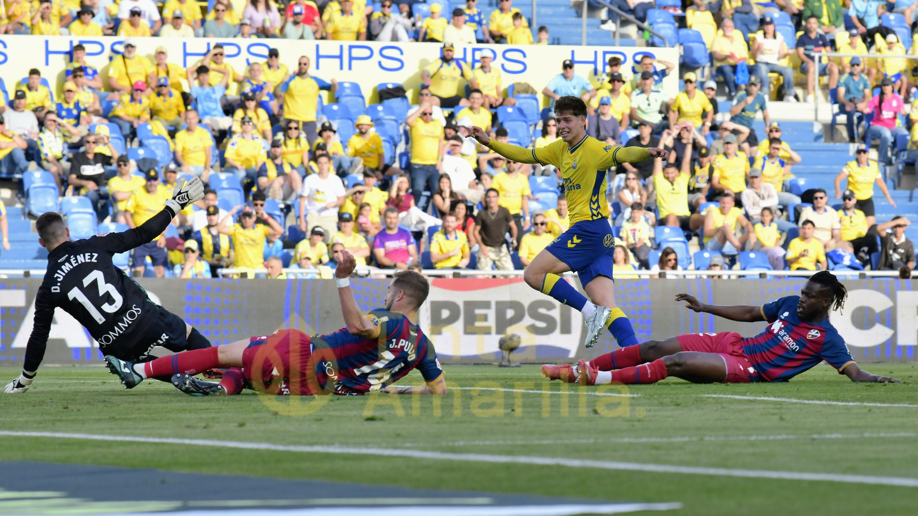 2-1: La UD remonta, sufre, gana y sigue cabalgando en el potro de la ilusión