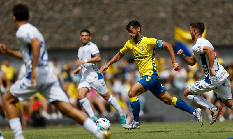 3-1: La UD saborea su primer triunfo y su afición descubre a Iván Gil