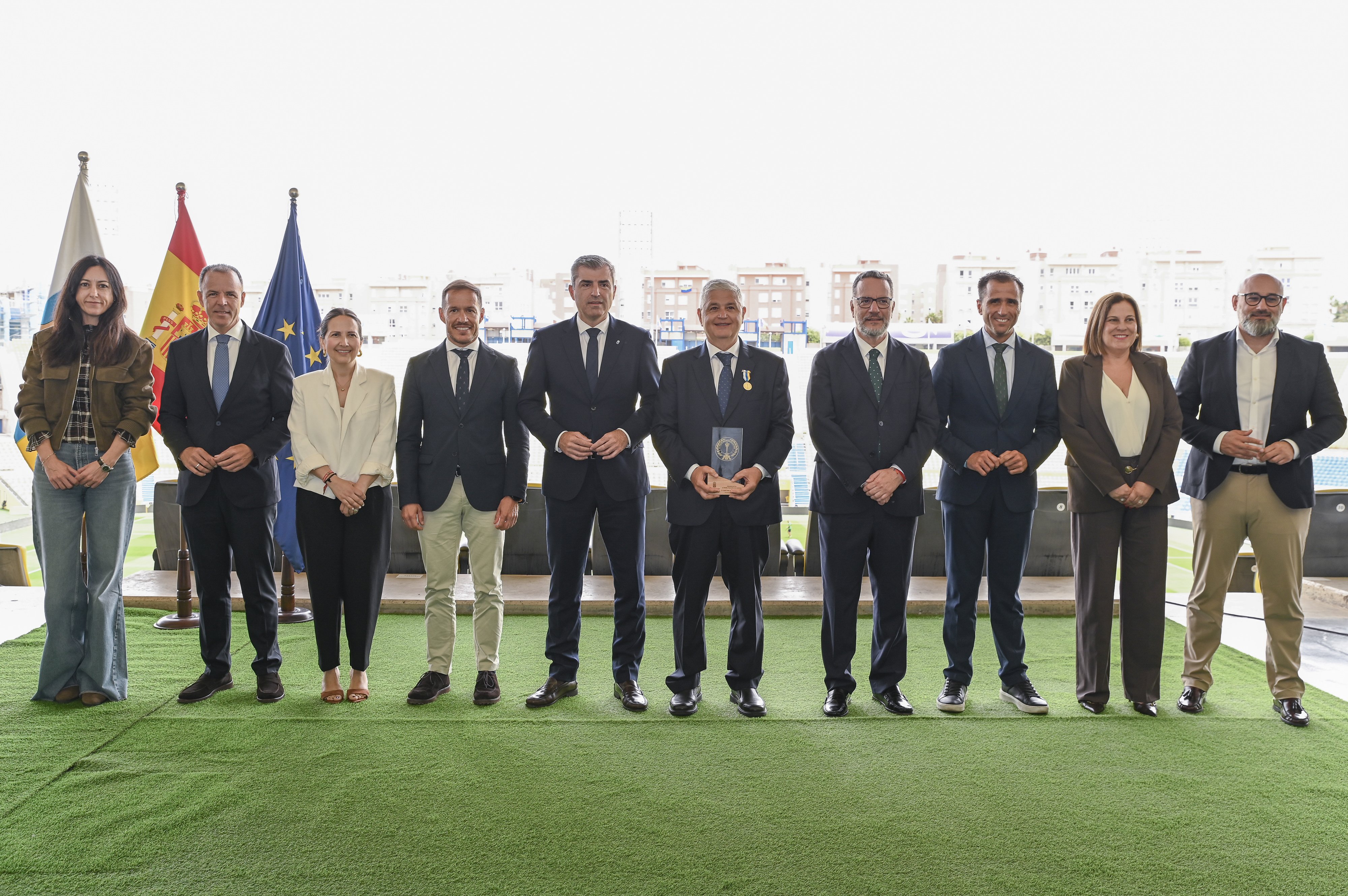 El Gobierno de Canarias reconoce al presidente de la FIFLP, Arencibia