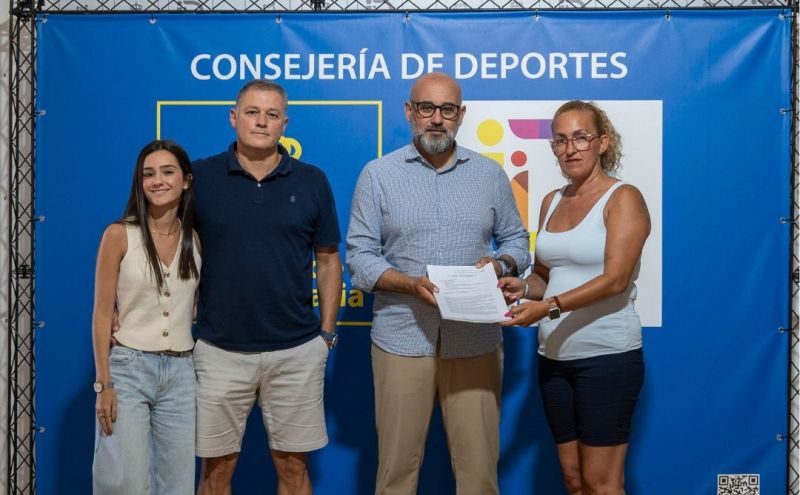 El Cabildo recibe una petición popular para rendir homenaje a Zeben Ramos