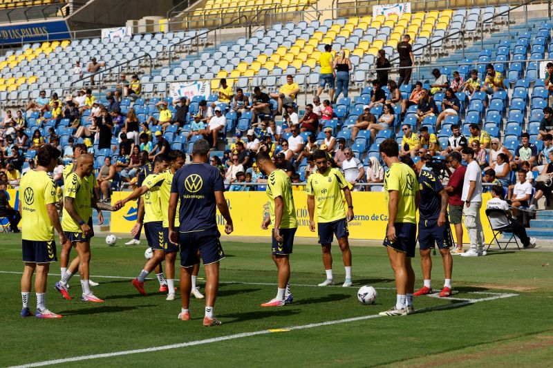 La plantilla de la UD prueba la superficie donde iniciar la Liga ante el Albacete