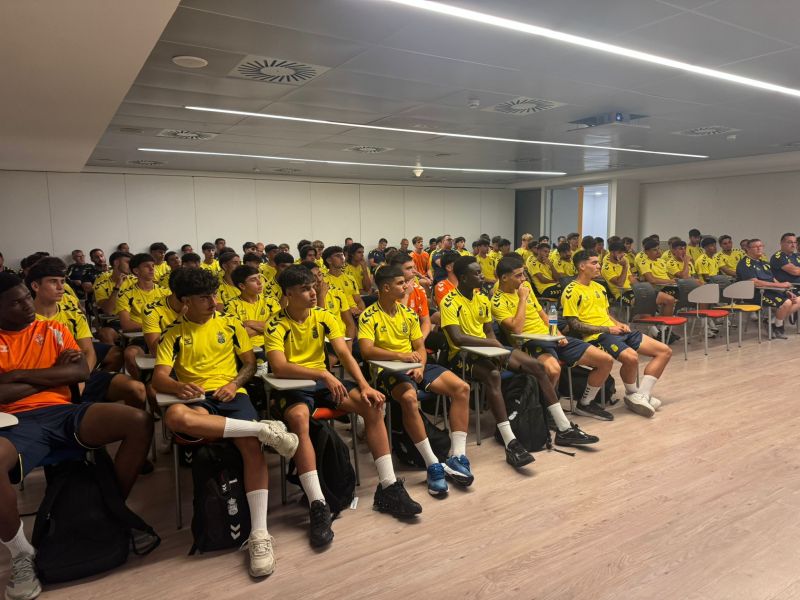 La cantera de la UD recibe formación sobre las nuevas reglas del juego
