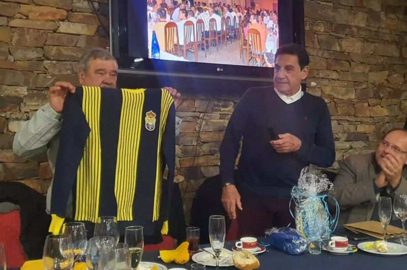 La camiseta del 78 de Carnevali ya está entre los recuerdos de la Peña de la Bañeza