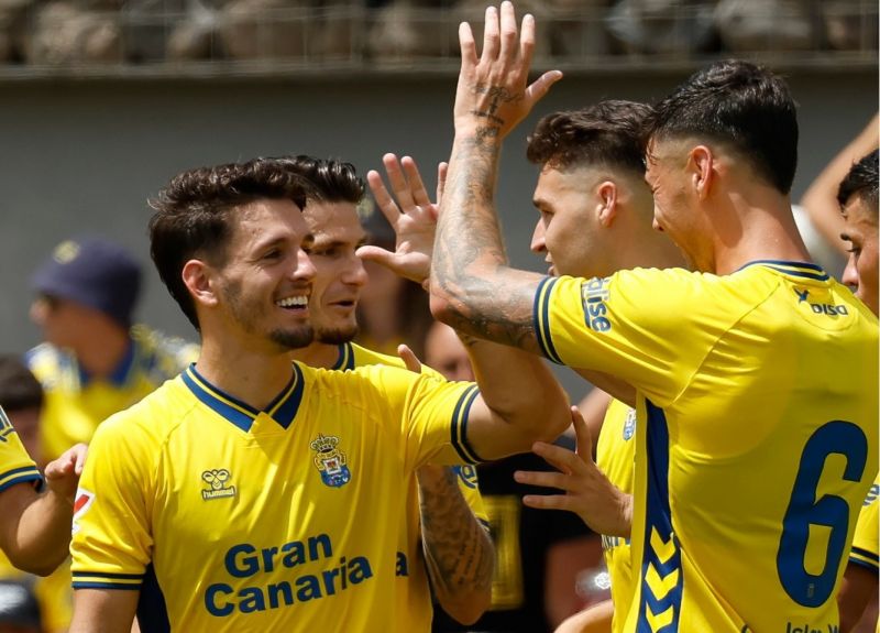 3-1: La UD saborea su primer triunfo y su afición descubre a Iván Gil