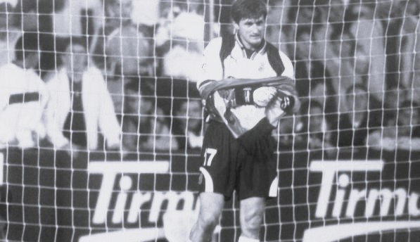 17-02-2001: Jarni 'debuta' como portero en el Insular