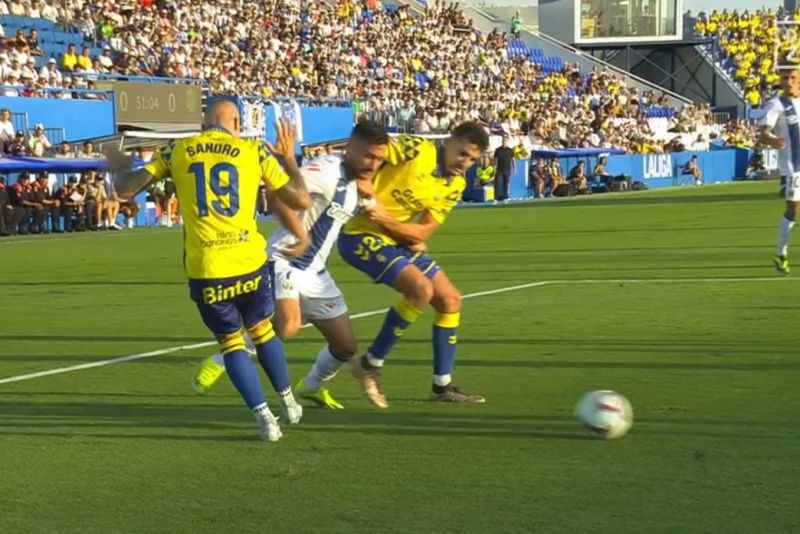 Sandro se aparta; Muñoz agarra