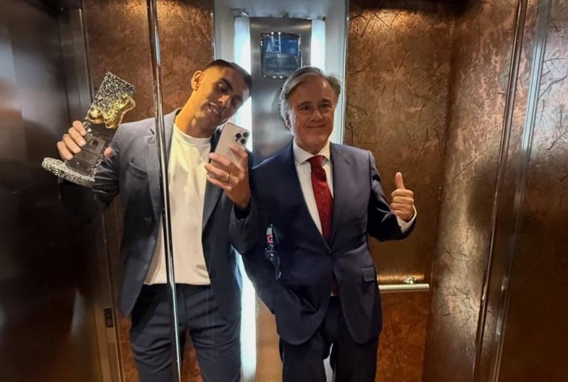 Jefté muestra su trofeo de máximo goleador de la Superliga griega