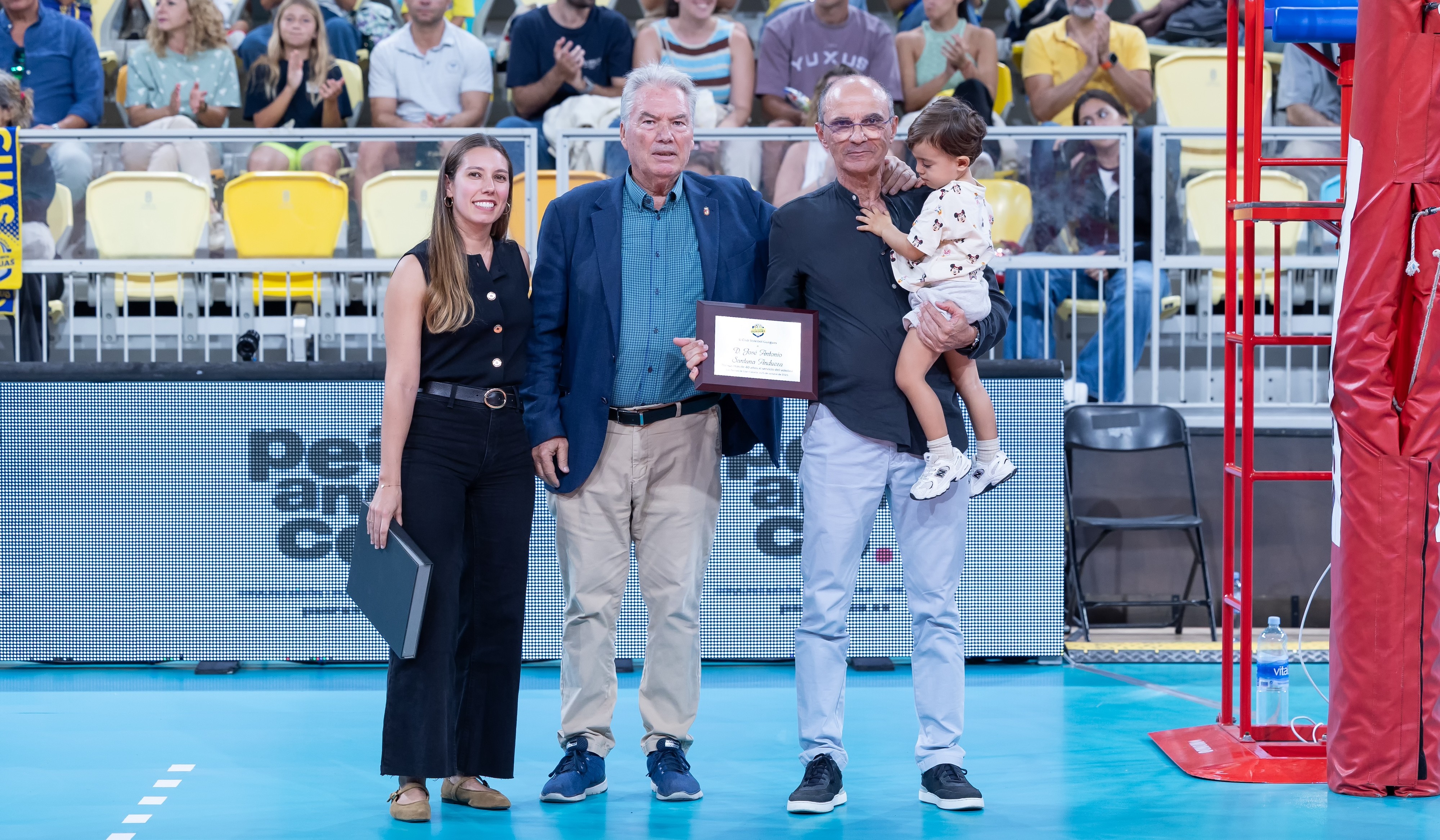  Reconocimiento del Guaguas a la labor de Santana Andueza